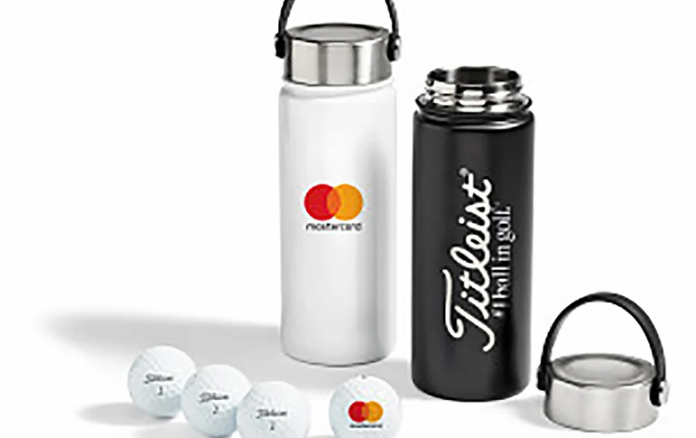 Titleist-vattenflaska i metall med golfbollar