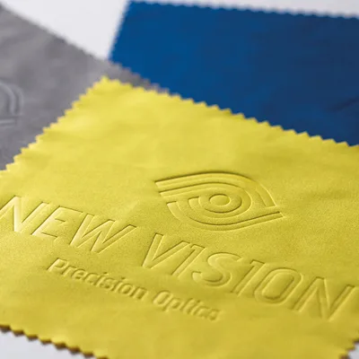 Ekraanipuhastuslapp reljeefse logoga