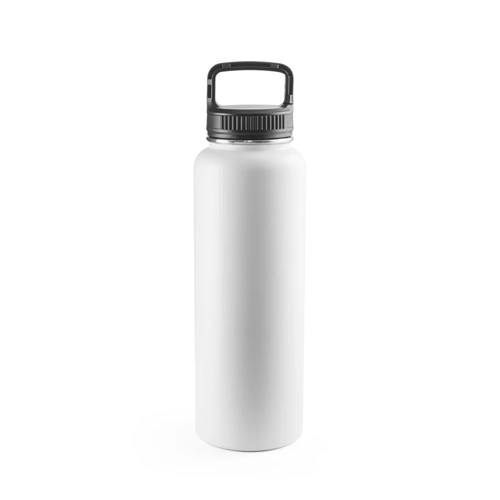 SINNER. 90 % kierrätetystä ruostumattomasta teräksestä valmistettu pullo, jonka tilavuus on jopa 1200 ml