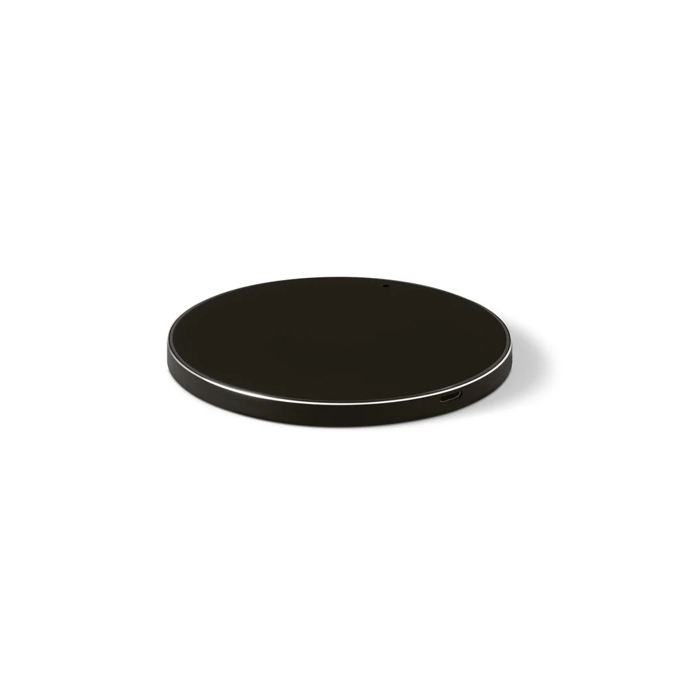 JOULE. Snabb 10W trådlös laddare i återvunnen ABS (100% rABS) och återvunnen aluminium (100% rAL)