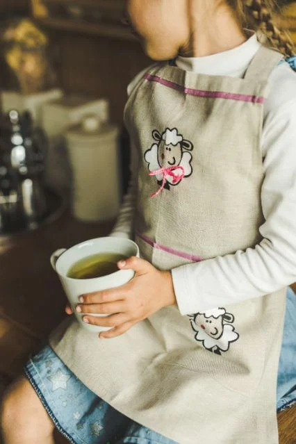 Broderade kökstillbehör - förkläden, handskar, grytunderlägg och brödkorgar