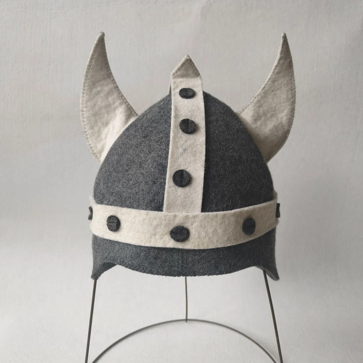 Vikingabastumössa med horn och logotyp