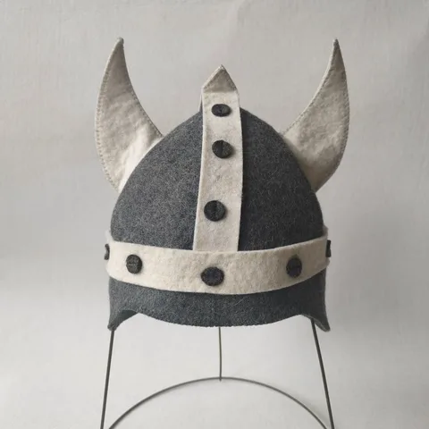 Vikingabastumössa med horn och logotyp
