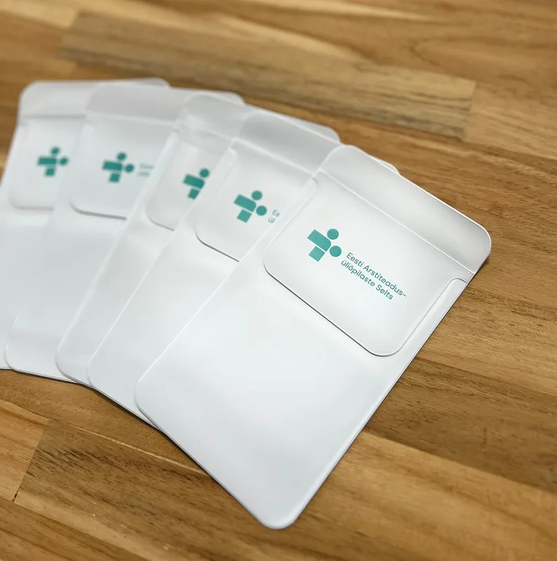 PVC-Taschenschoner mit Logo für Arztkittel | EAYS Beispiel