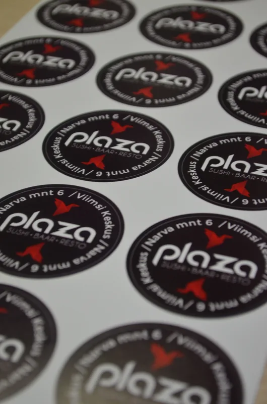 Erikujulised logoga kleebised paberist ja vinüülist | Sushi Plaza näide