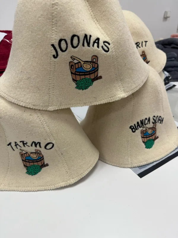 Logoga saunamütsid (vildist) | Tera Ehituse näide