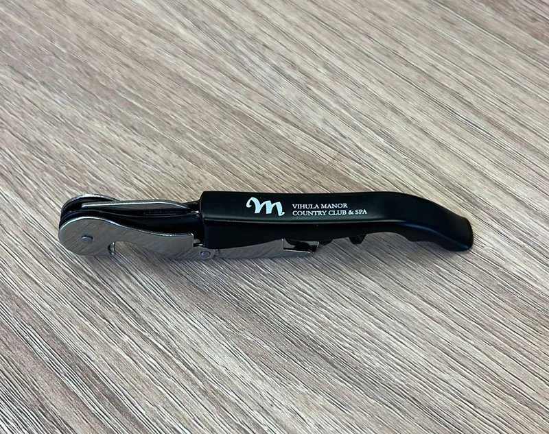 Weinöffner & Sommeliermesser mit Logo | Vihula Gutshof Beispiel